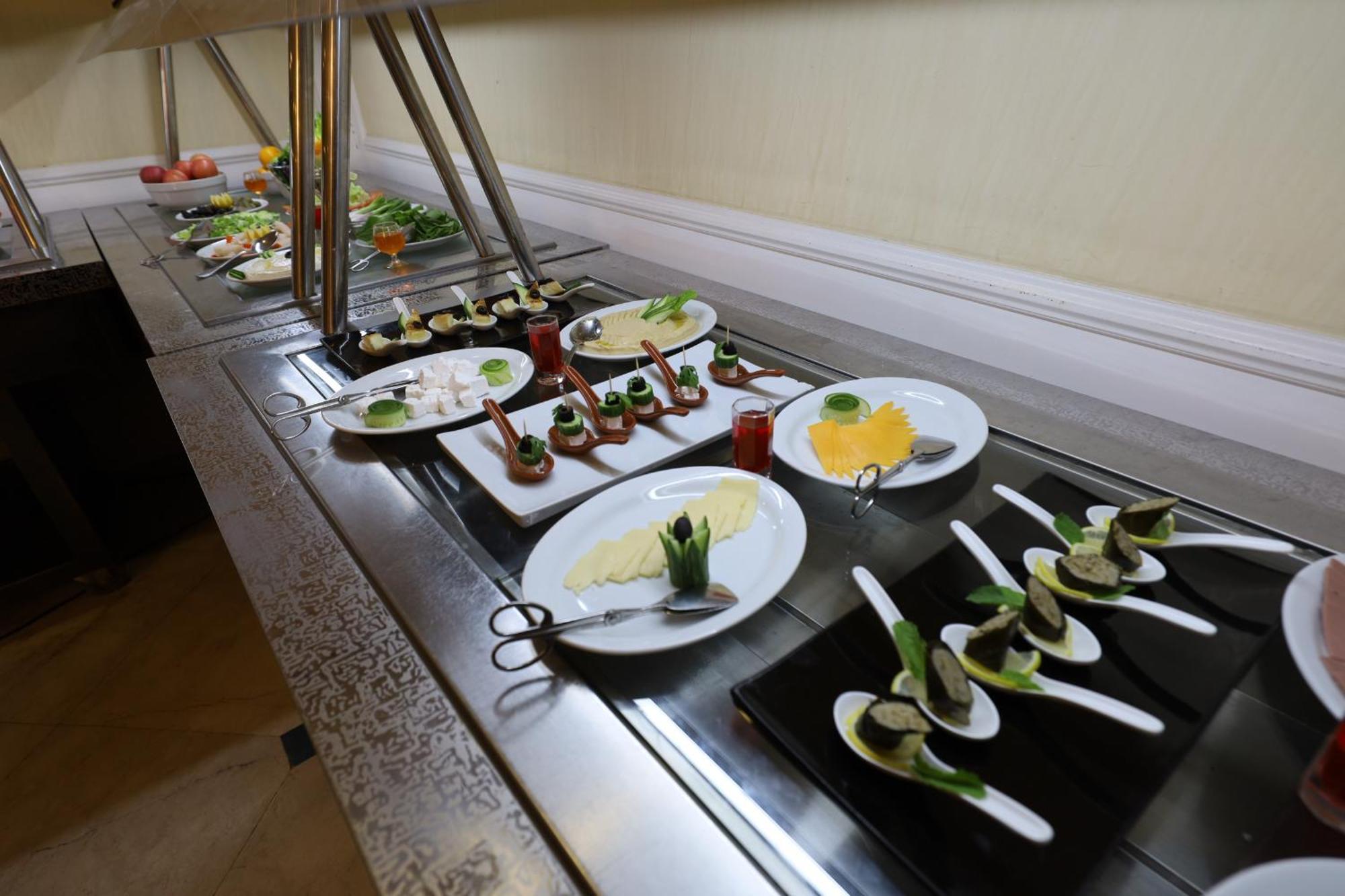 Habitat All Suites, Al Khobar Exterior photo A buffet at a hotel