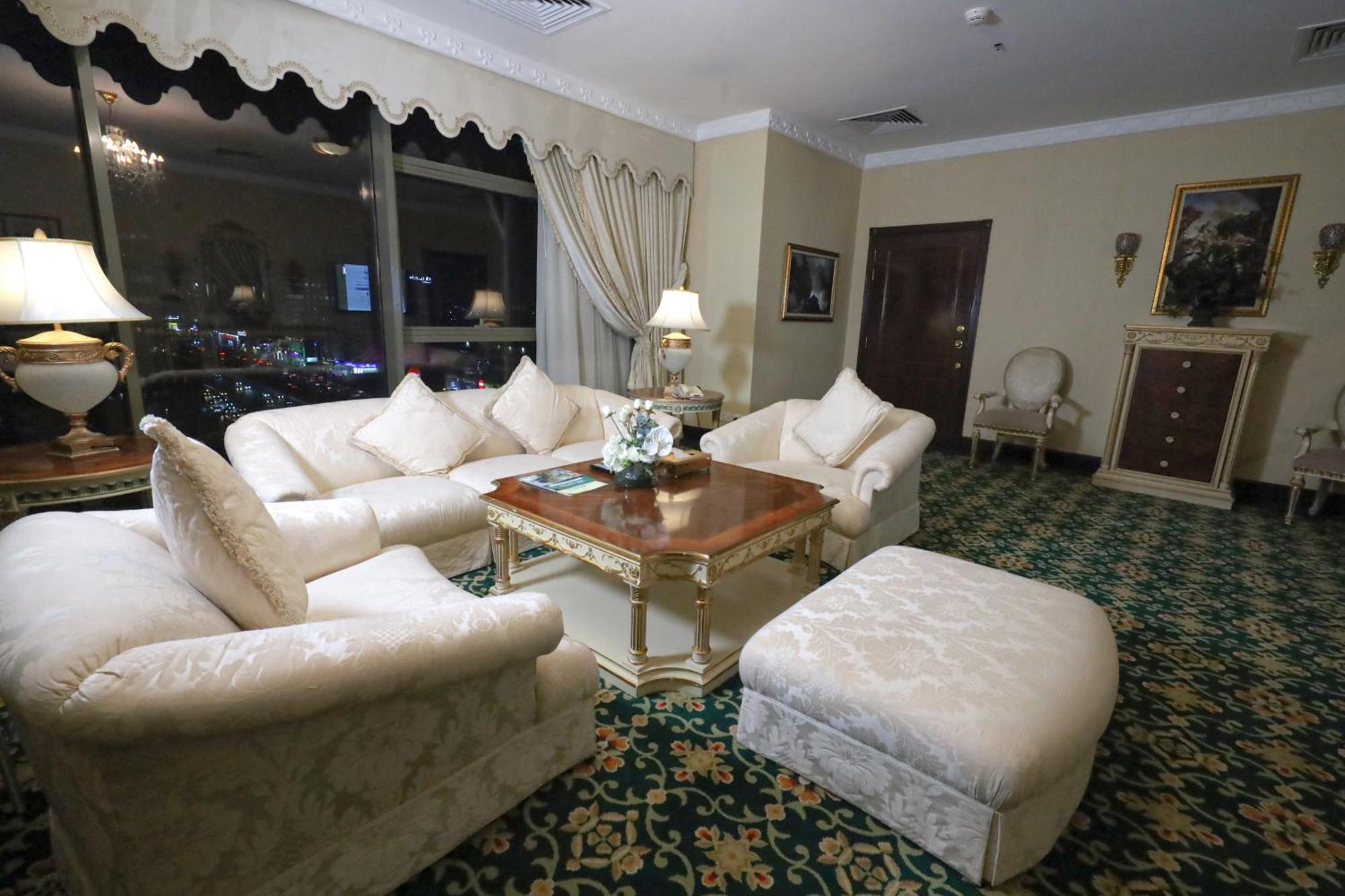 Habitat All Suites, Al Khobar Exterior photo A living room in a suite at the Burj Al Arab